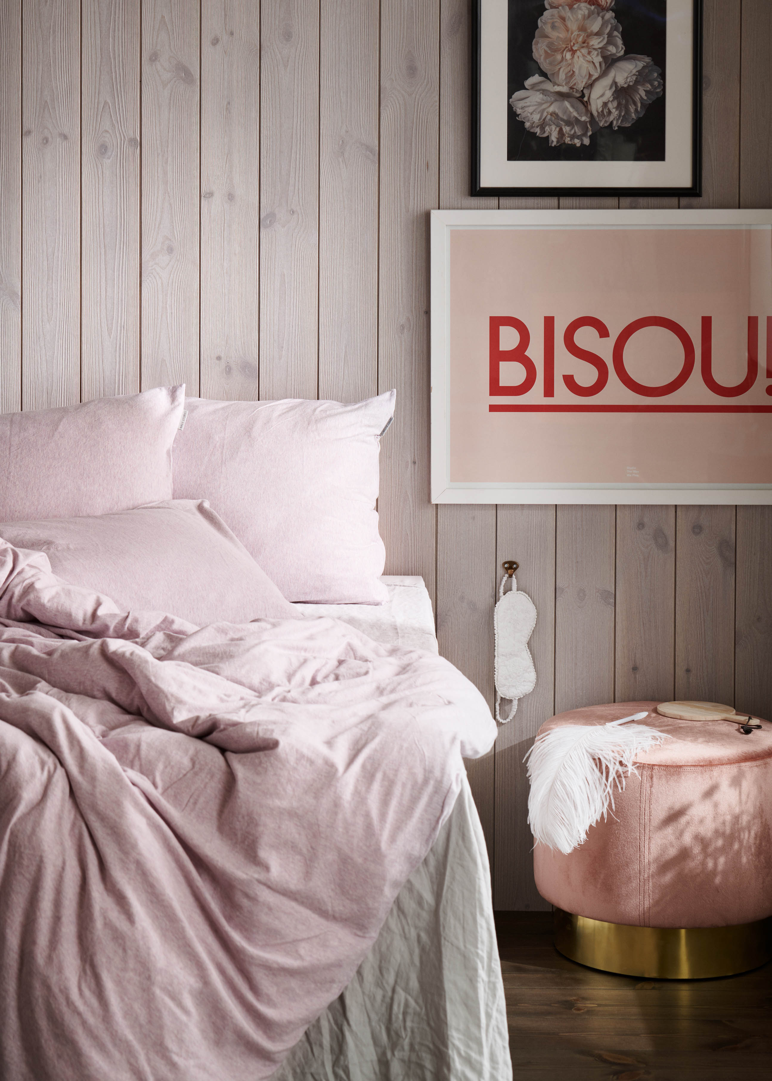 Stående grå träpanel Livlig grå i sovrum med rosa bäddning