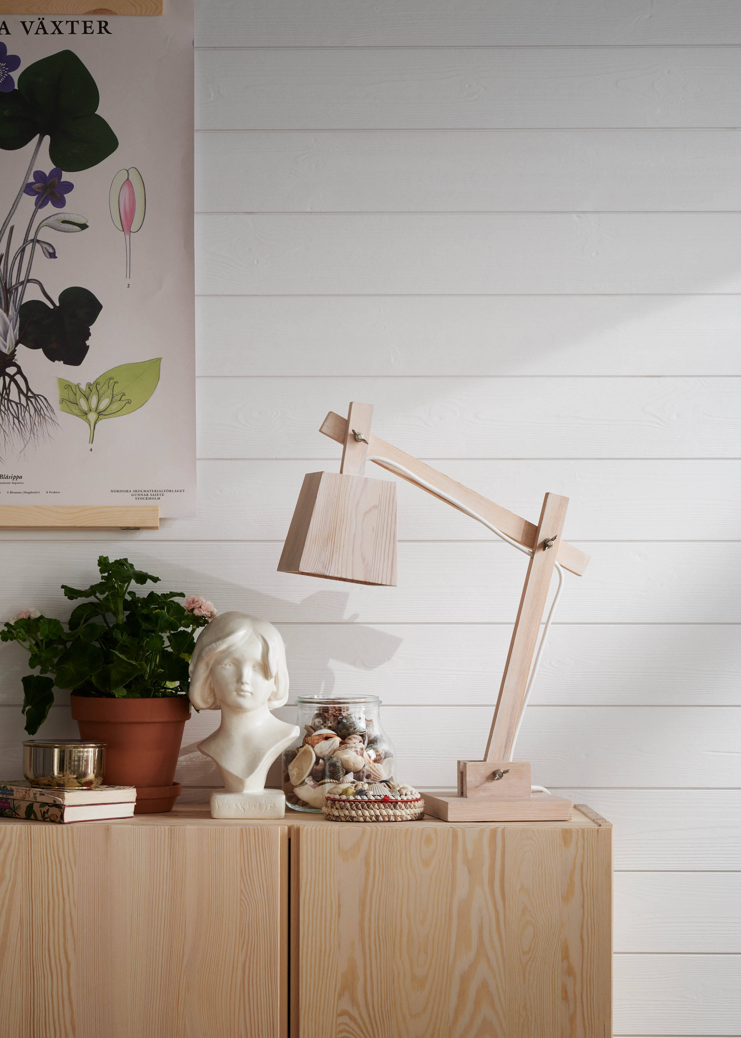 Vit liggande träpanel i vardagsrum