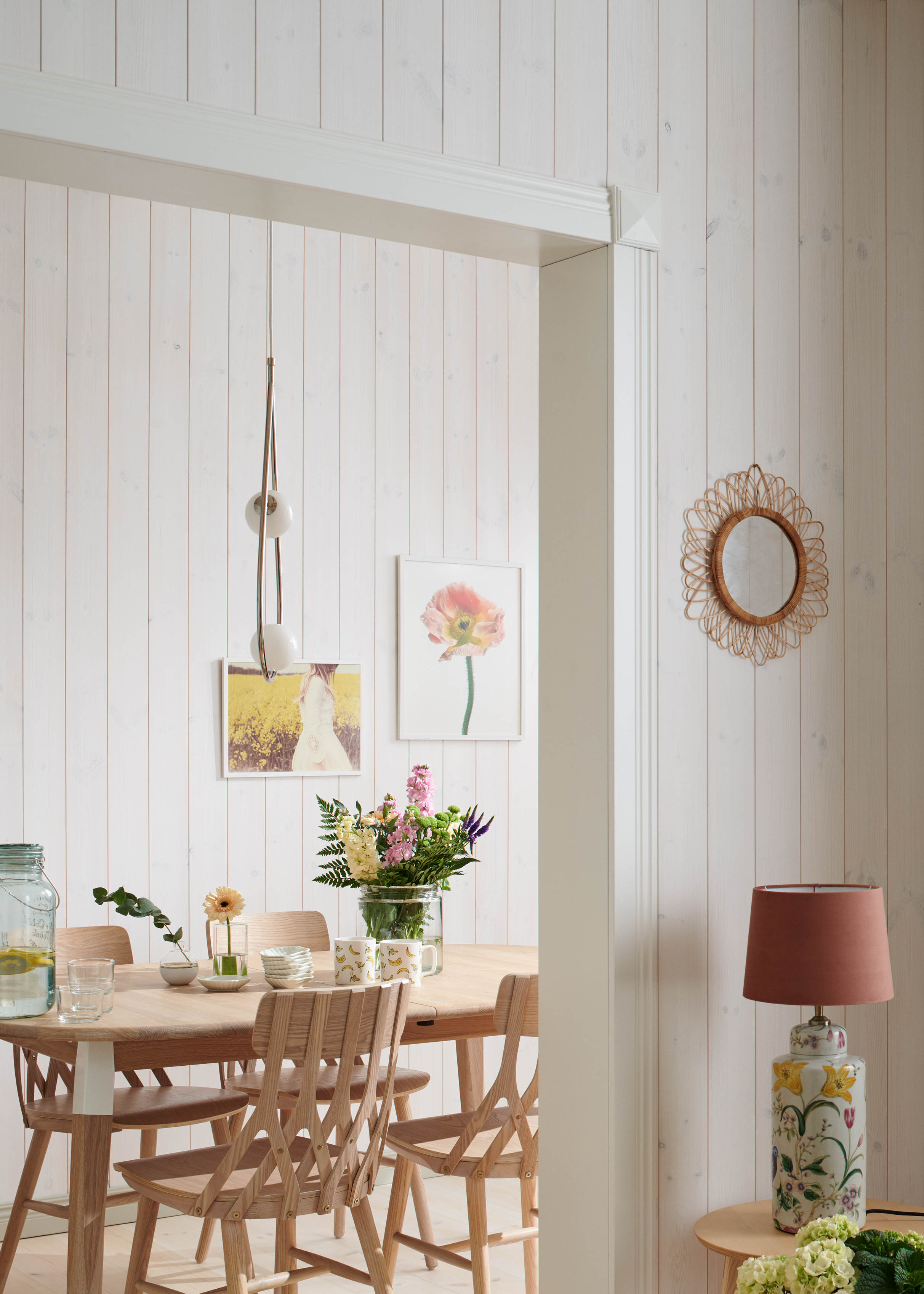 Vit träpanel Sjöbod Snö i matrum med ljus inredning