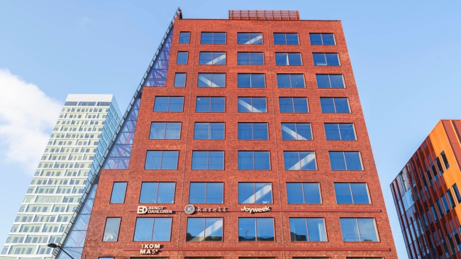 Skola med fasad av Cederträspån i olika nyanser