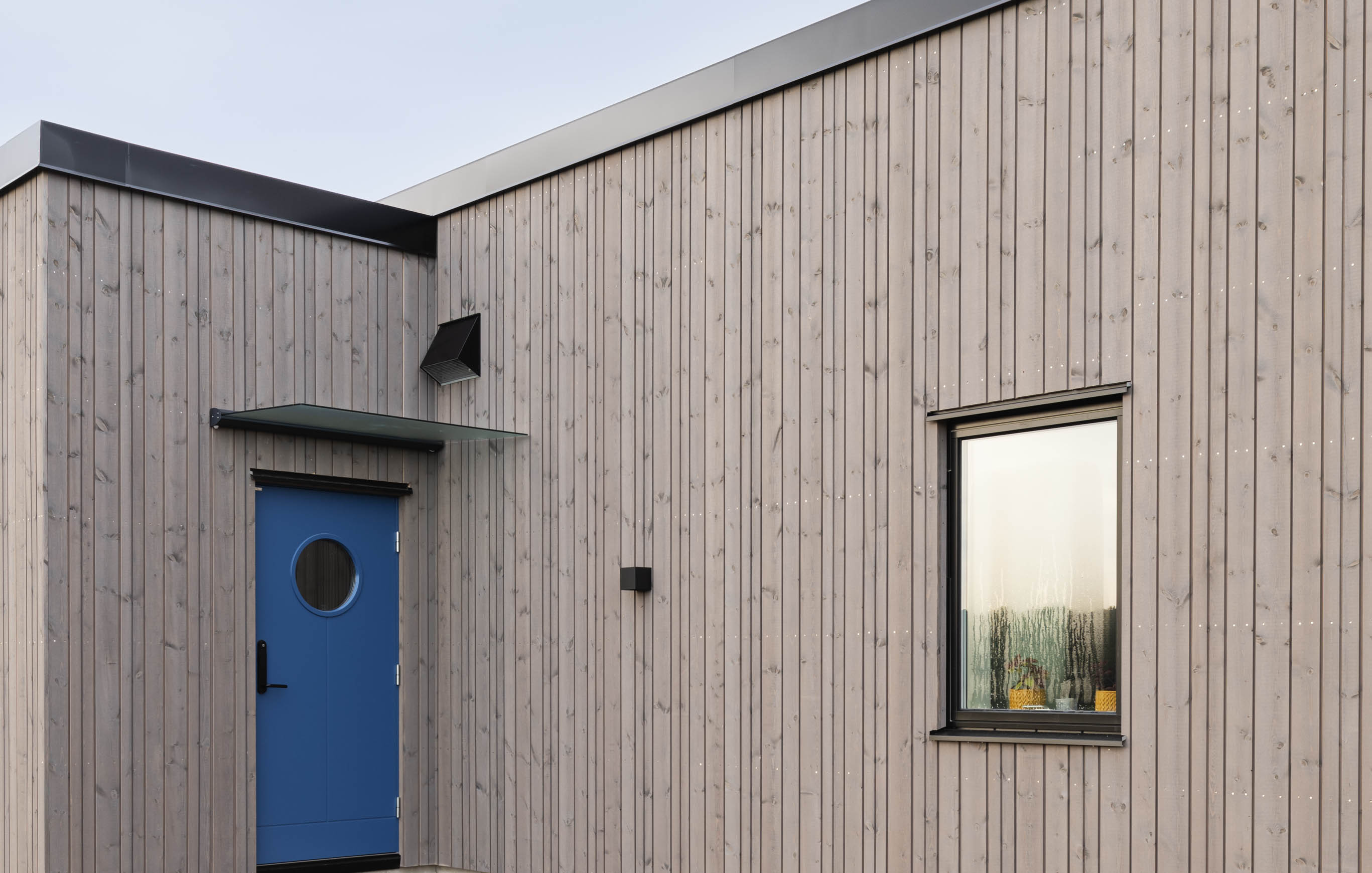 Modernt hus med ytterpanel av Kärnfuru KulörOlja Patinagrå