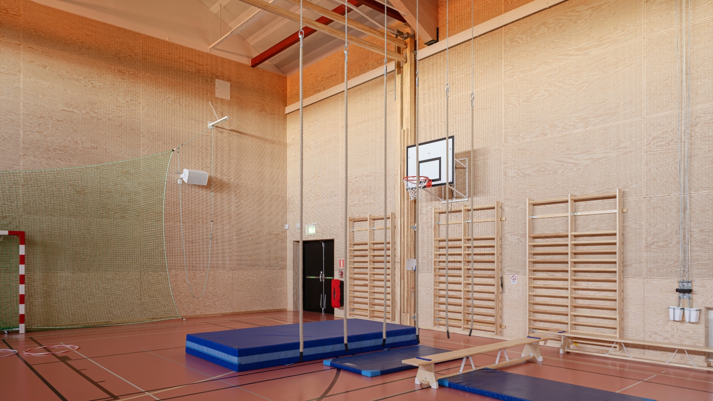 Idrottshall med perforerad Studiopanel.