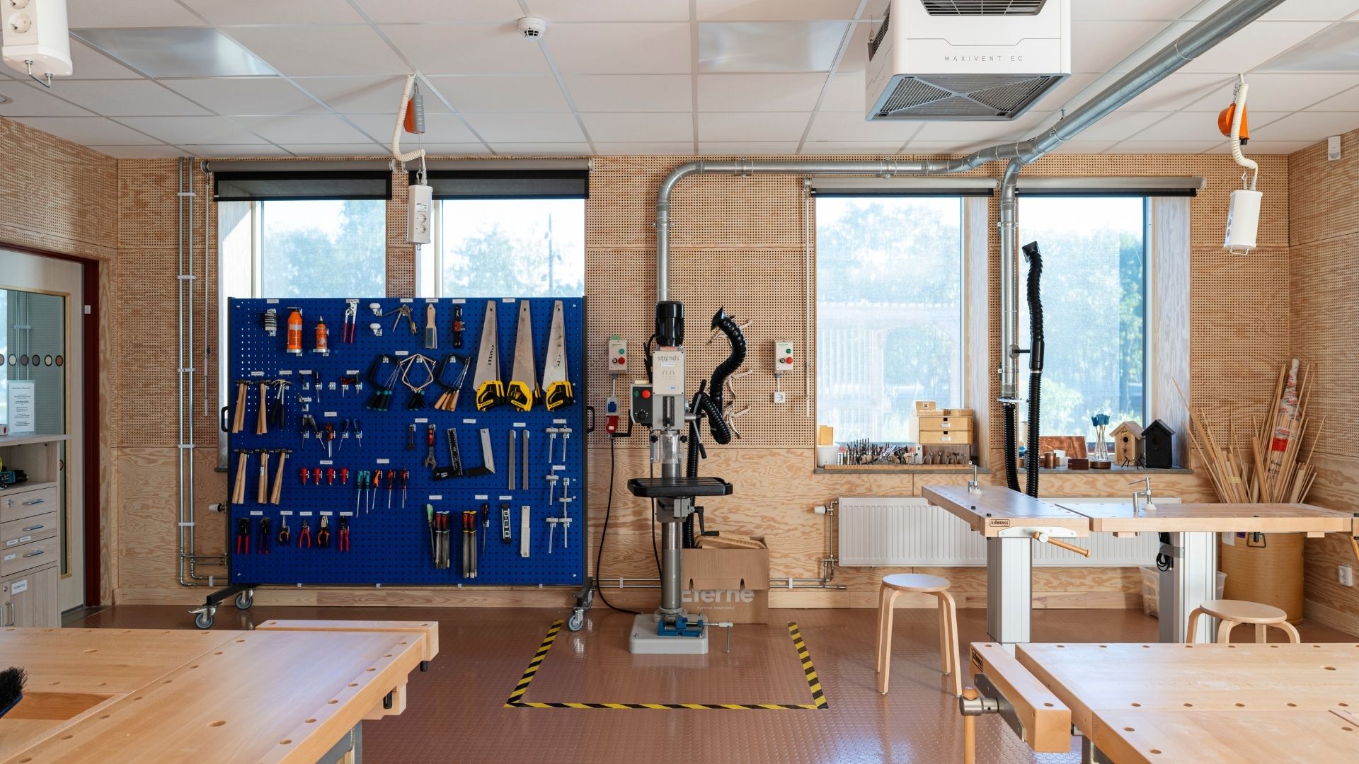 Träslöjdssal med slät och perforerad Studiopanel.