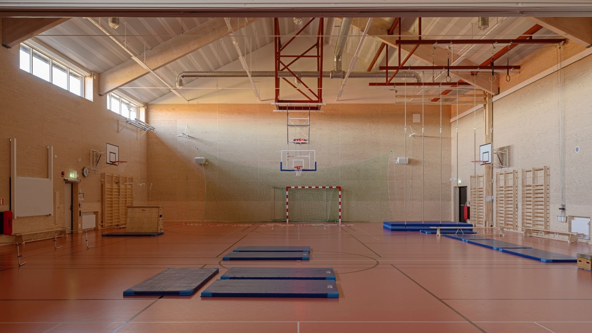Idrottshall med slät och perforerad Studiopanel.