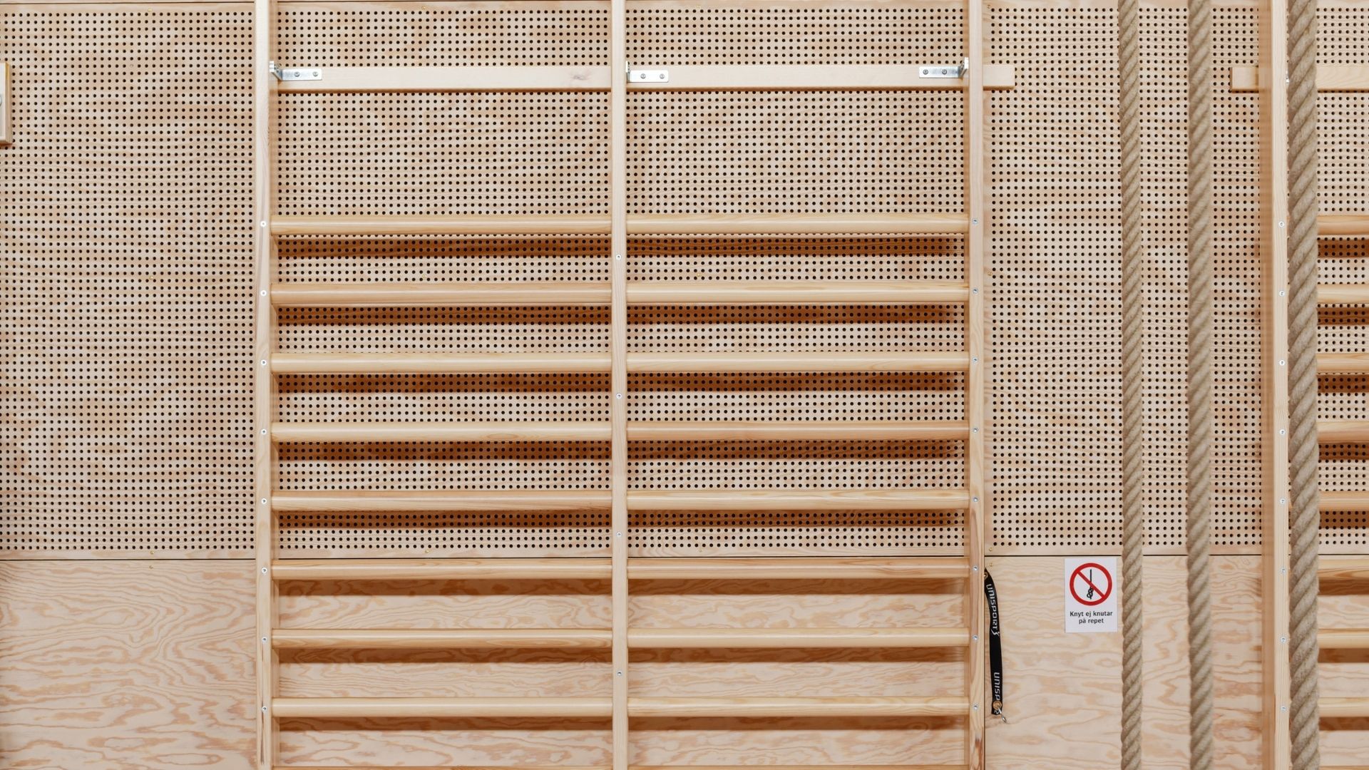 Ribbstol med slät och perforerad Studiopanel bakom.