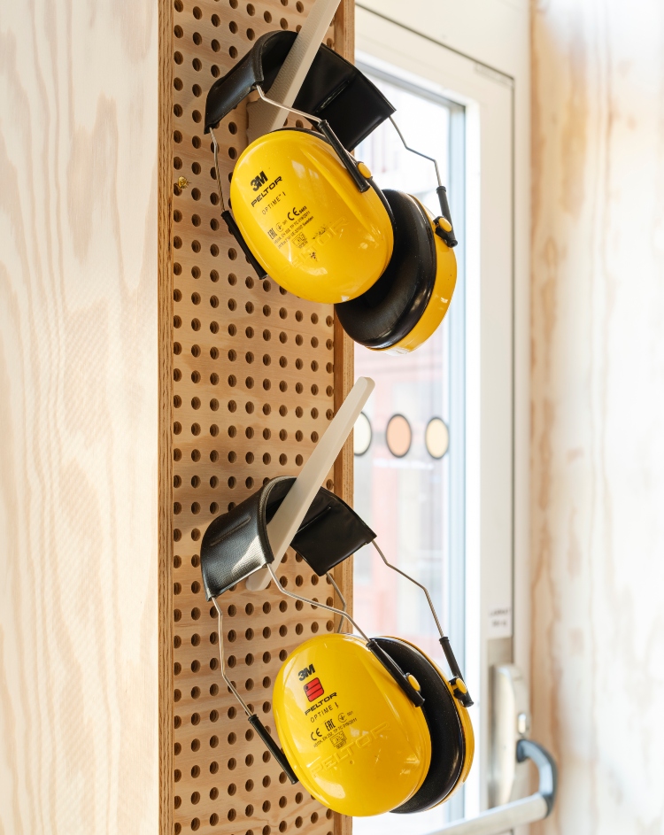 Vägg med slät och perforerad Studiopanel.