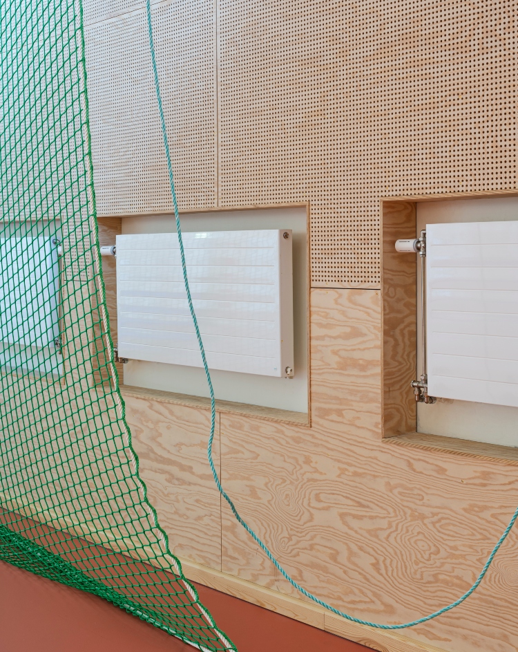 Inbyggda radiatorer i idrottshall