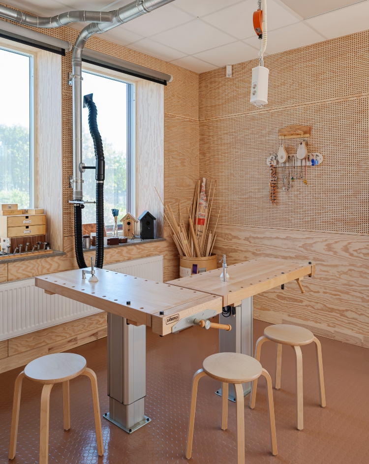 Träslöjdssal med slät och perforerad Studiopanel.