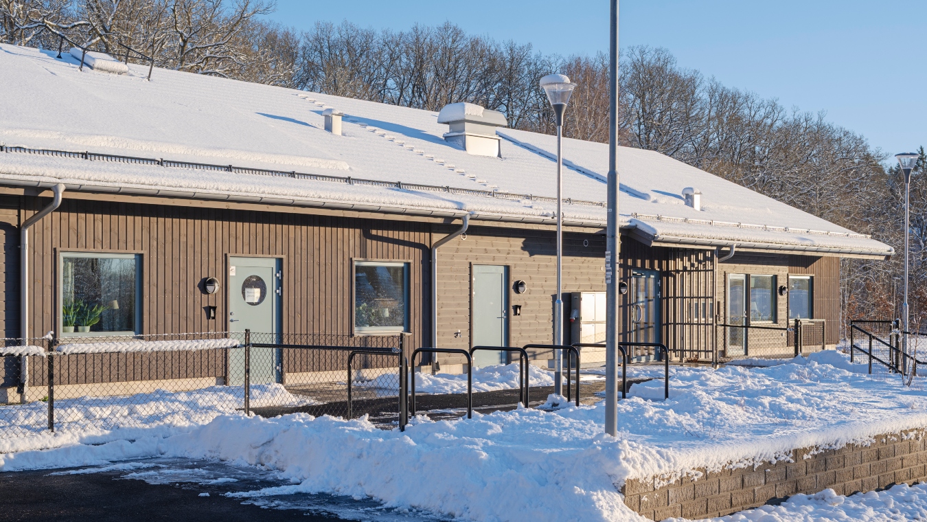 LSS-boende med panel i Kärnfuru KulörOlja Patinagrå