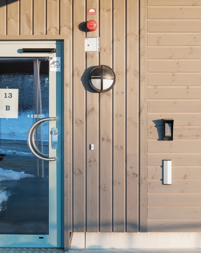 Komplementbyggnad med panel i Kärnfuru KulörOlja Silver framför Limabacka förskola med panel i Kärnfuru KulörOlja Grön.