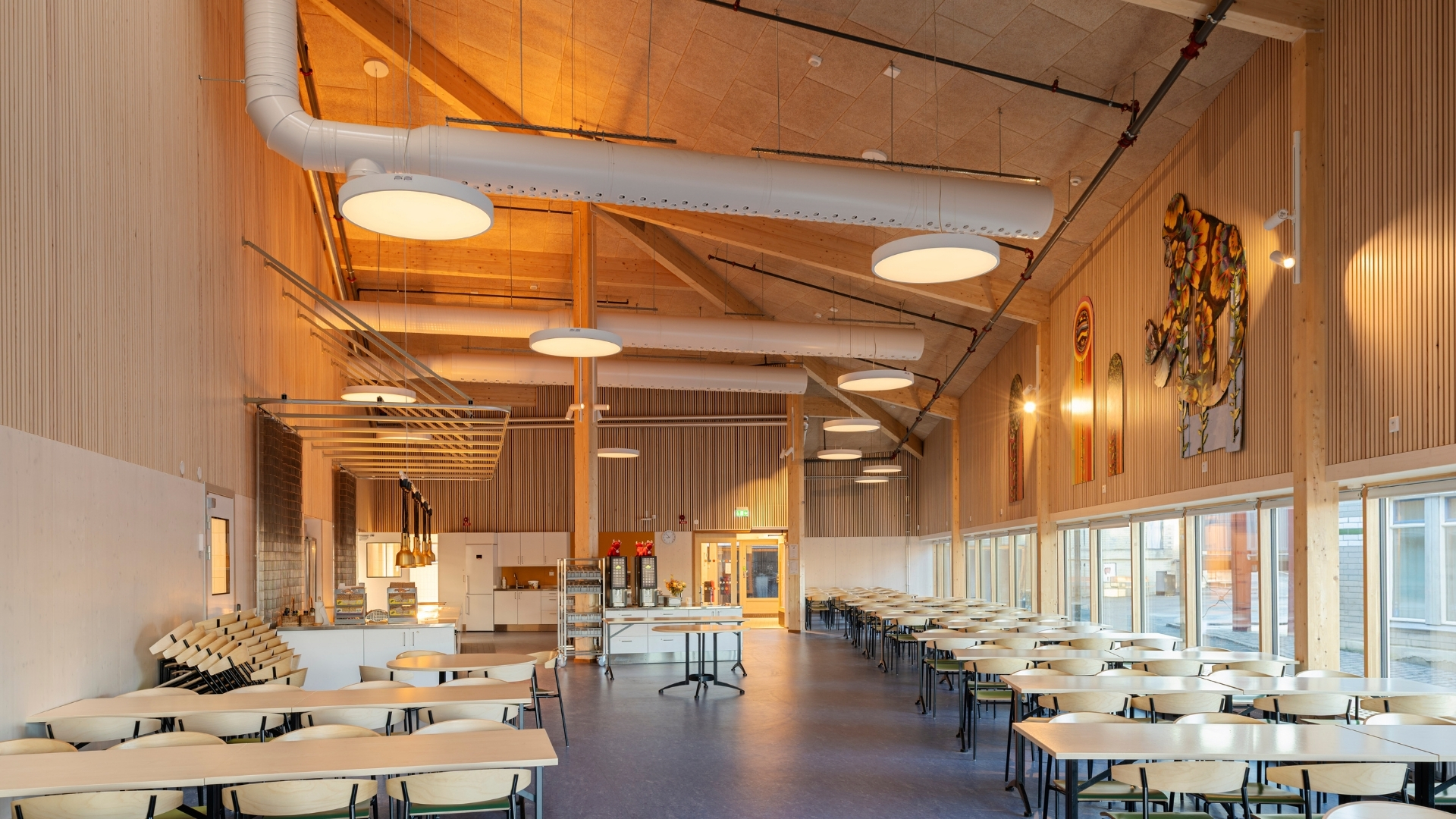 Matsal med vitpigmenterade ribbor