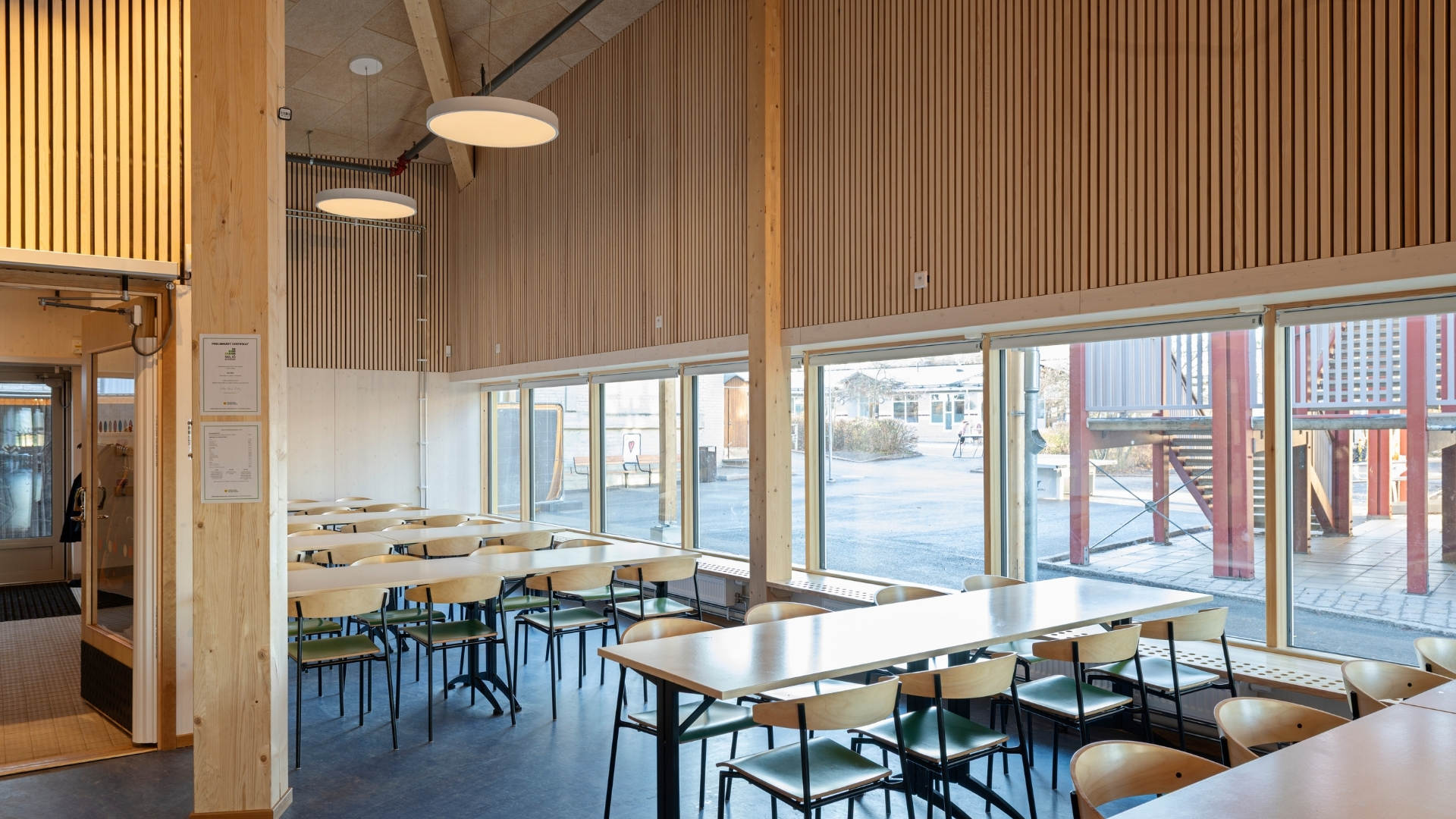 Matsal med vitpigmenterade ribbor