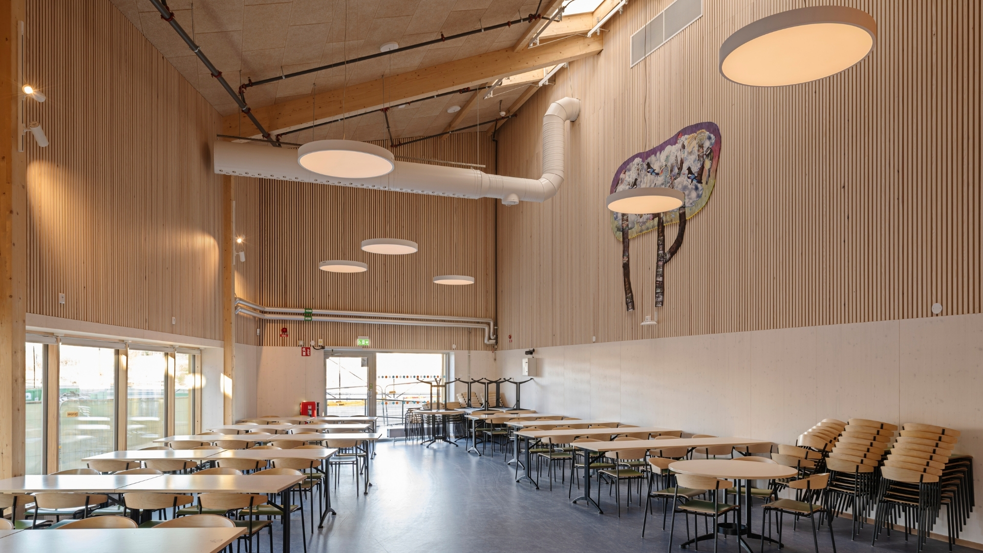 Matsal med vitpigmenterade ribbor