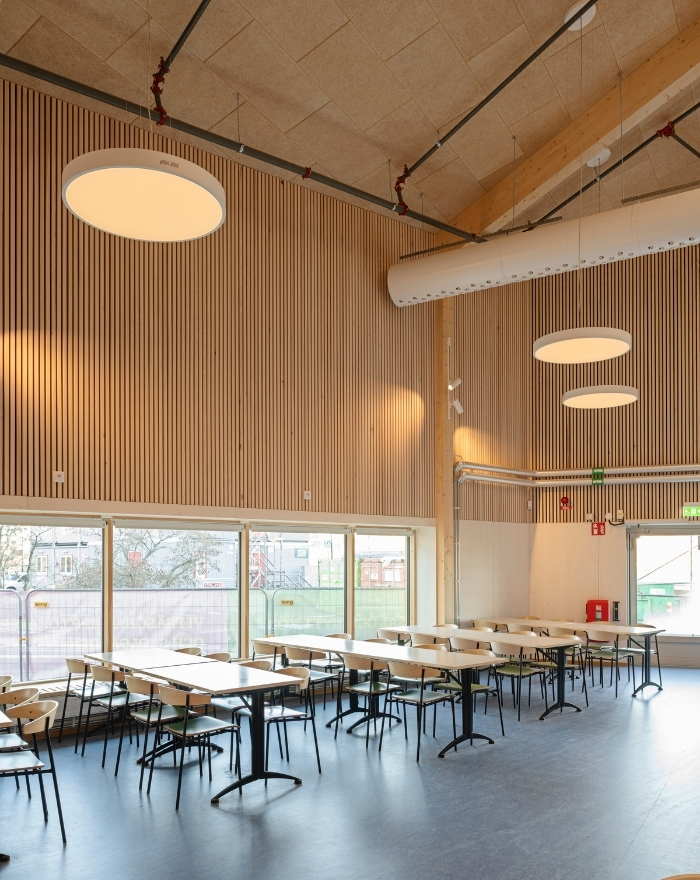 Matsal med vitpigmenterade ribbor