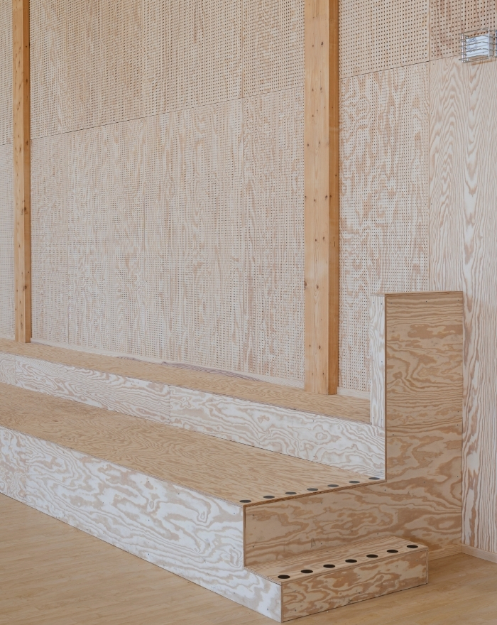 Krokar på vägg klädd med perforerad Studiopanel.