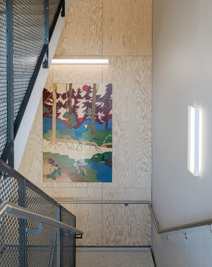 Konstverk med Slät Studiopanel bakom i trapphus