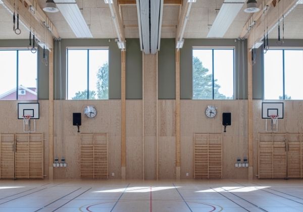 Vägg klädda med Perforerad Studiopanel samt fönster, ribbstolar och basketkorgar