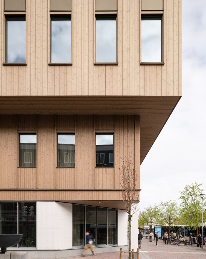 Hörn av Campus Borlänge med fasad av ThermoWood BT Pigment Silver