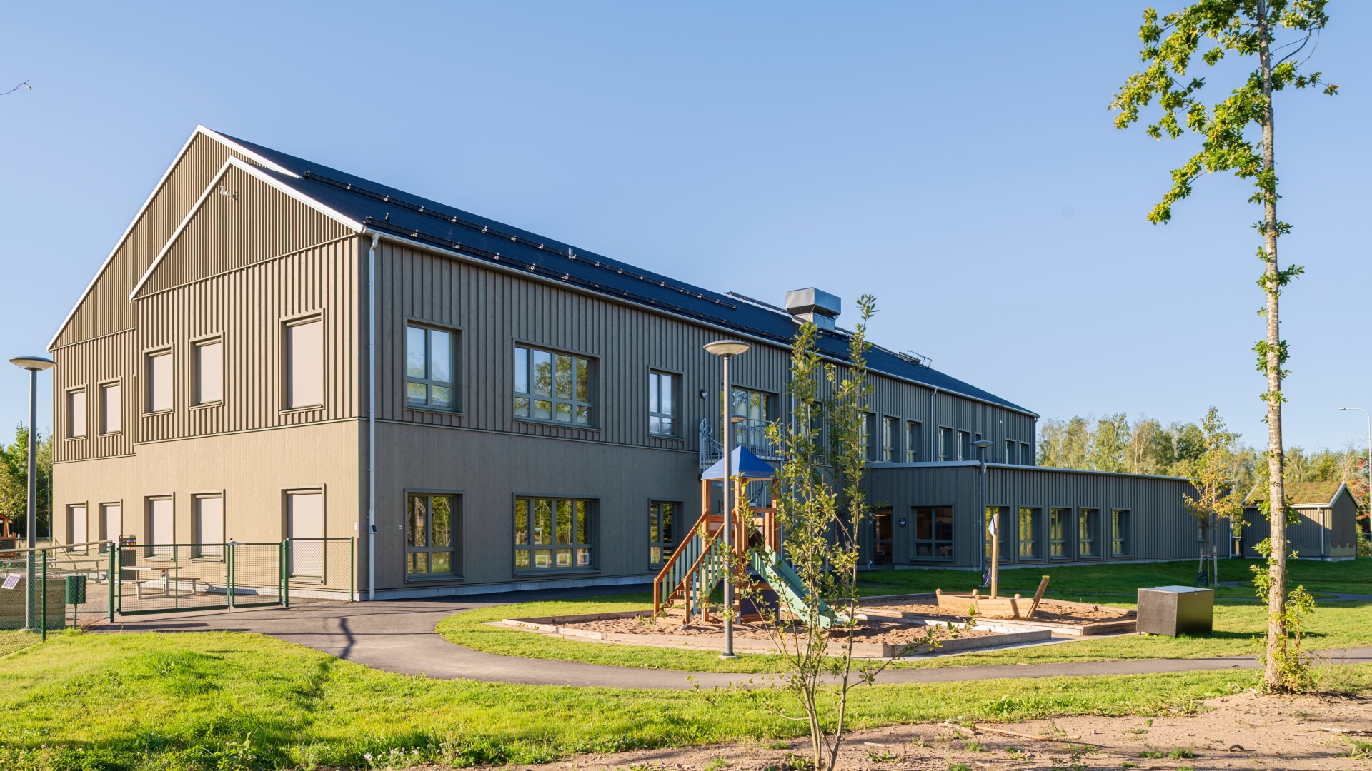 Fasad av pigmenterad ThermoWood i en grön kulör.