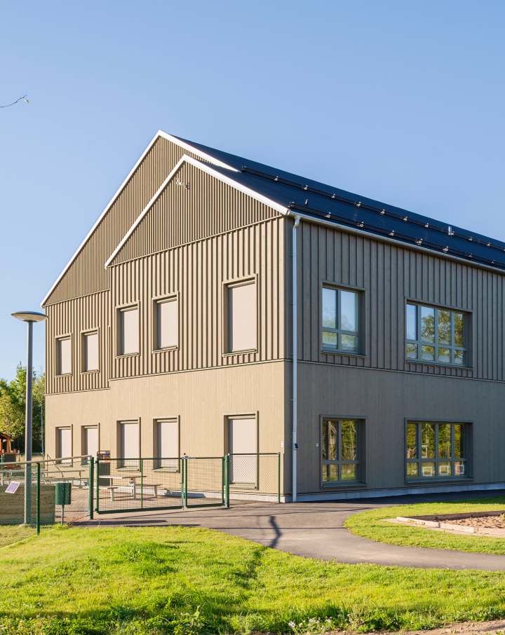 Fasad med ribbor i pigmenterad ThermoWood i en grön kulör