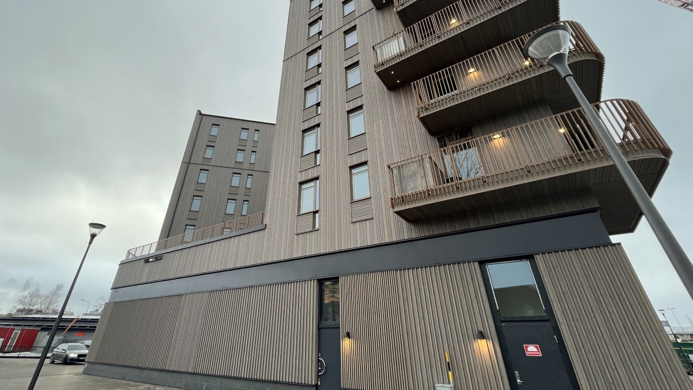 Fasad av silverpigmenterad ThermoWood.