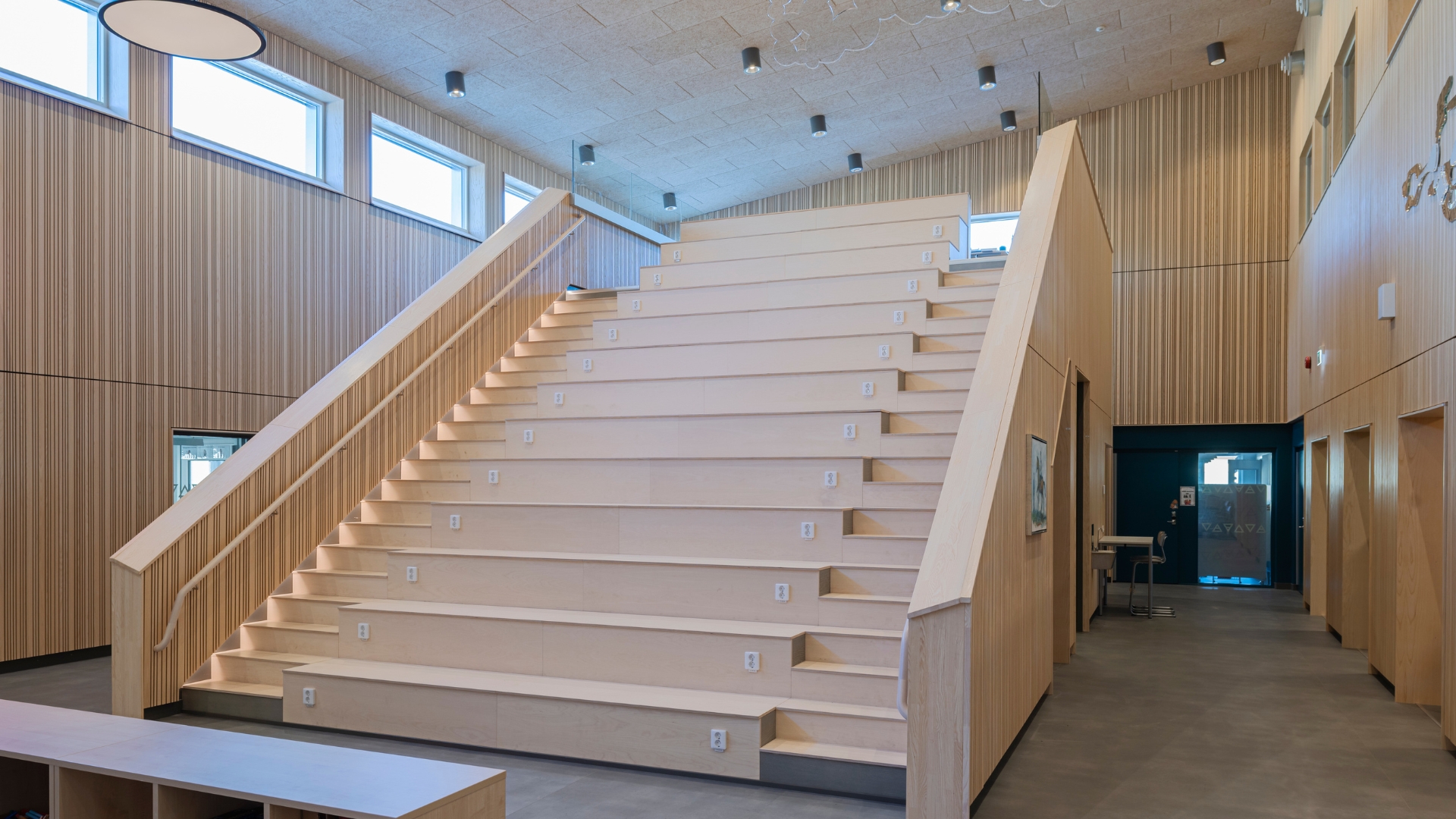 Trapp med sidor klädda med Studio Stripe Random Ask.