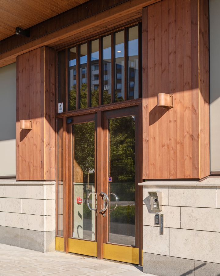 Fasad av ThermoWood BT Pigment naturbrun och entré.