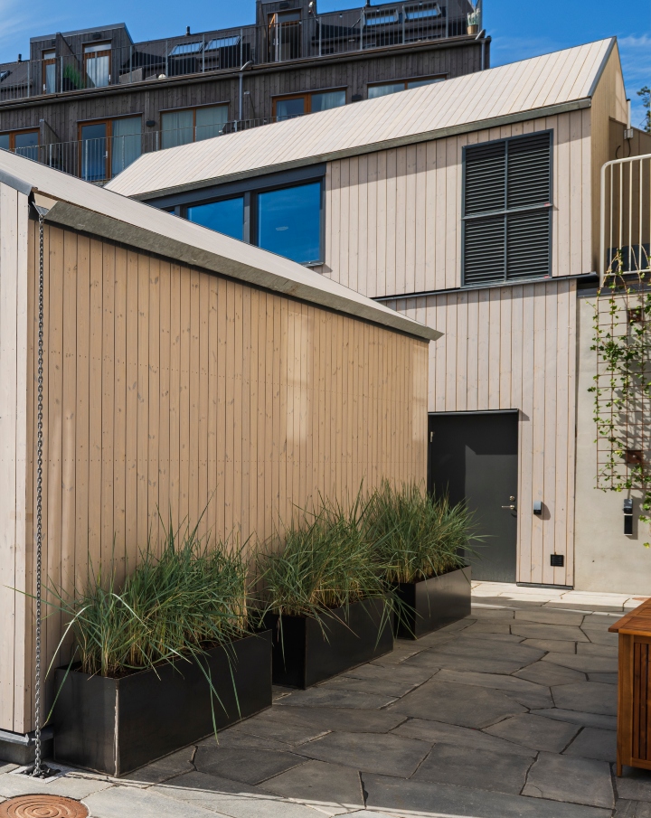 Komplementbyggnad med tak och fasad i ThermoWood Premium olja Patinagrå