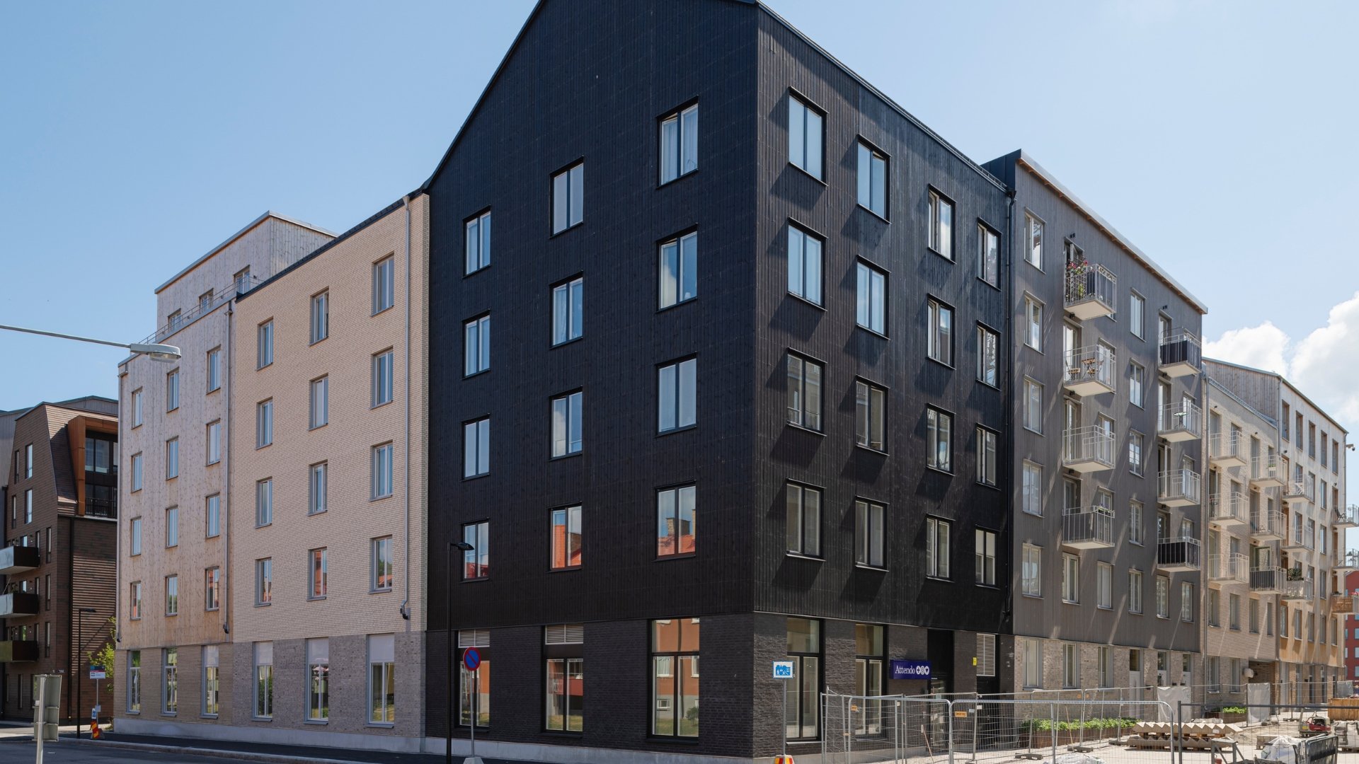 Fasad av svart och naturlig ThermoWood.