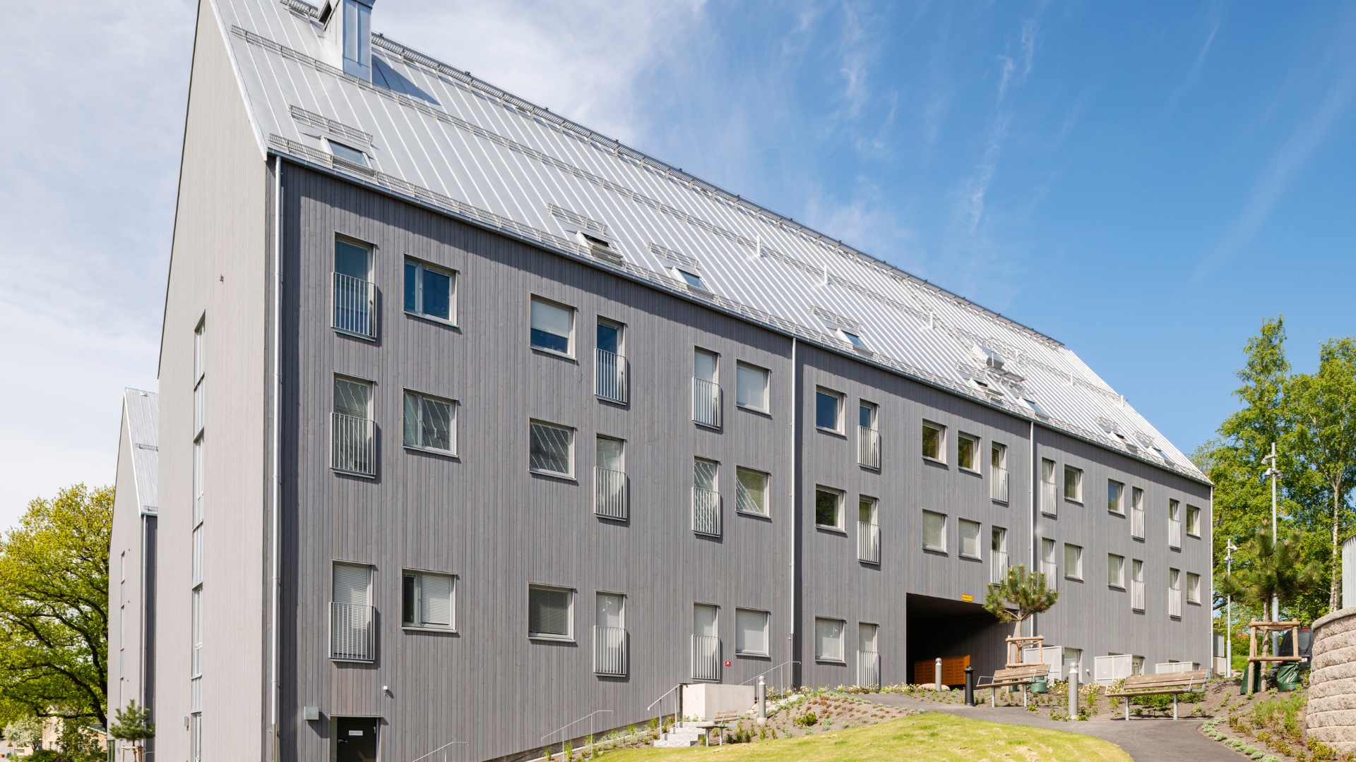 Flerbostadshus med fasad av ThermoWood BT Pigment Patinagrå