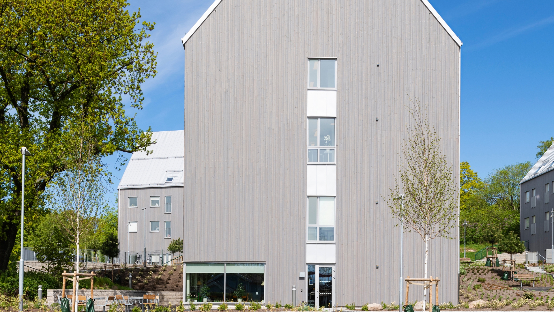 Flerbostadshus med fasad av ThermoWood BT Pigment Patinagrå