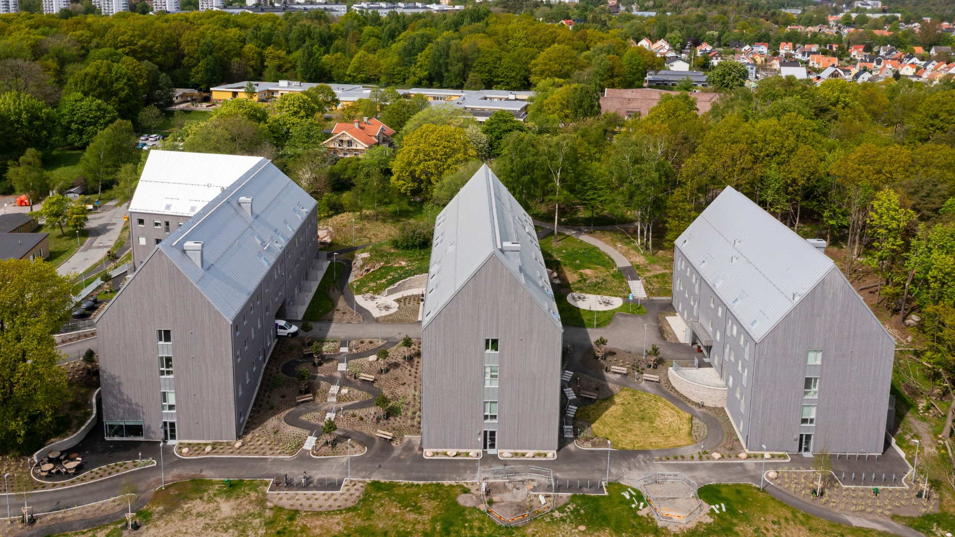 Flerbostadshus med fasad av ThermoWood BT Pigment Patinagrå