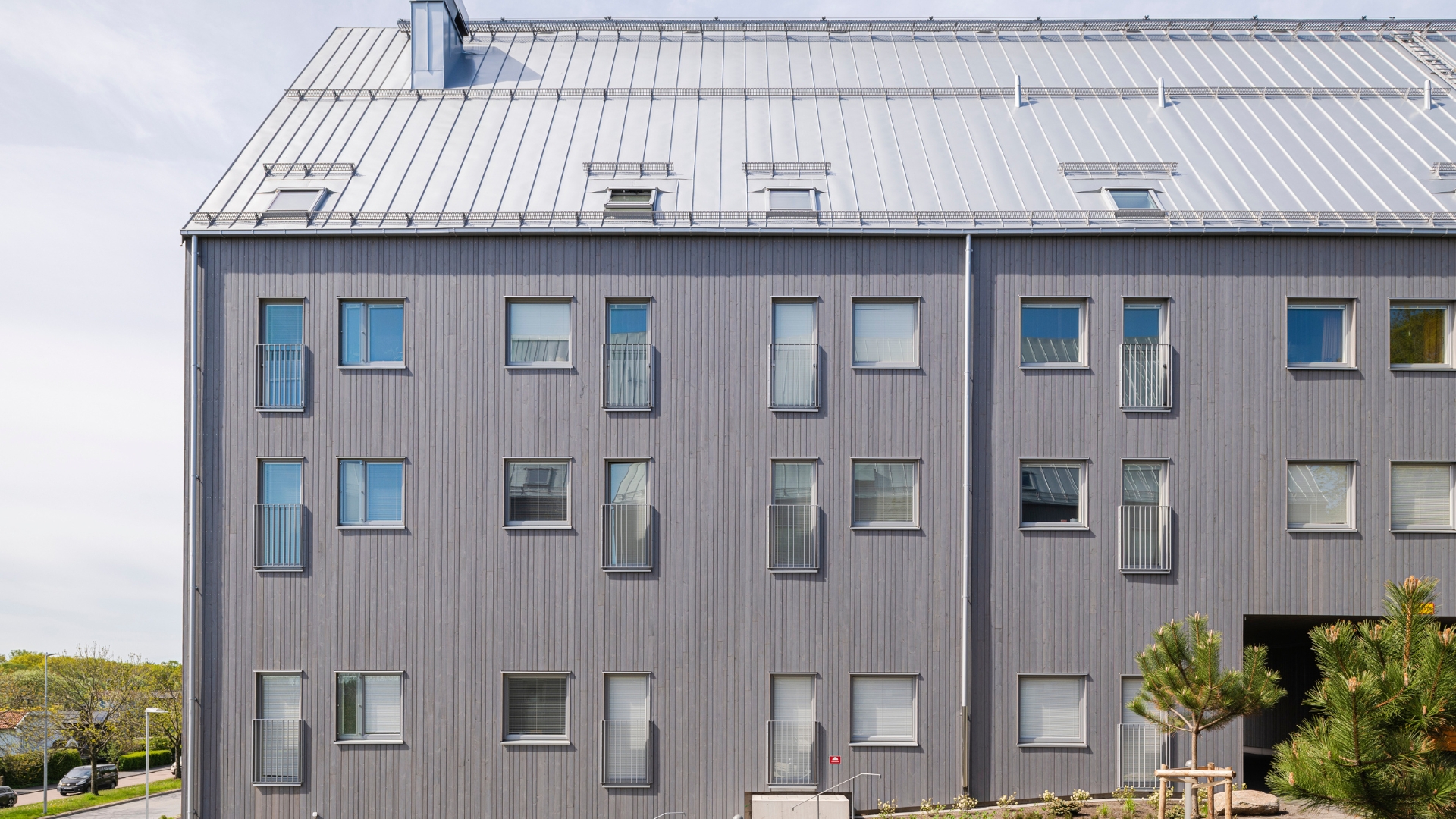 Flerbostadshus med fasad av ThermoWood BT Pigment Patinagrå