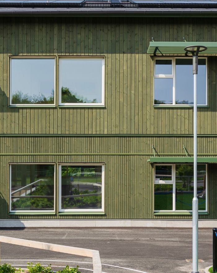 Fasad av Kärnfuru KulörOlja Grön i två profiler, Falsad spårpanel med raka kanter och Falsad spårpanel med spår och raka kanter.