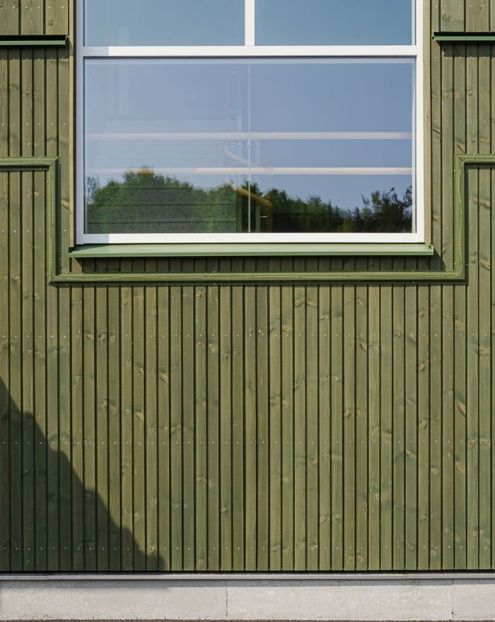 Fasad med fönster och panel i Kärnfuru KulörOlja Grön