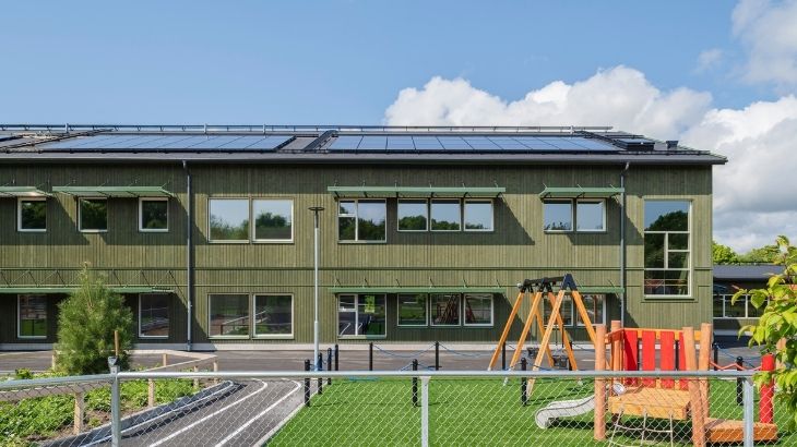 Gungställning och lekställning framför Limabacka förskola med Kärnfuru KulörOlja Grön