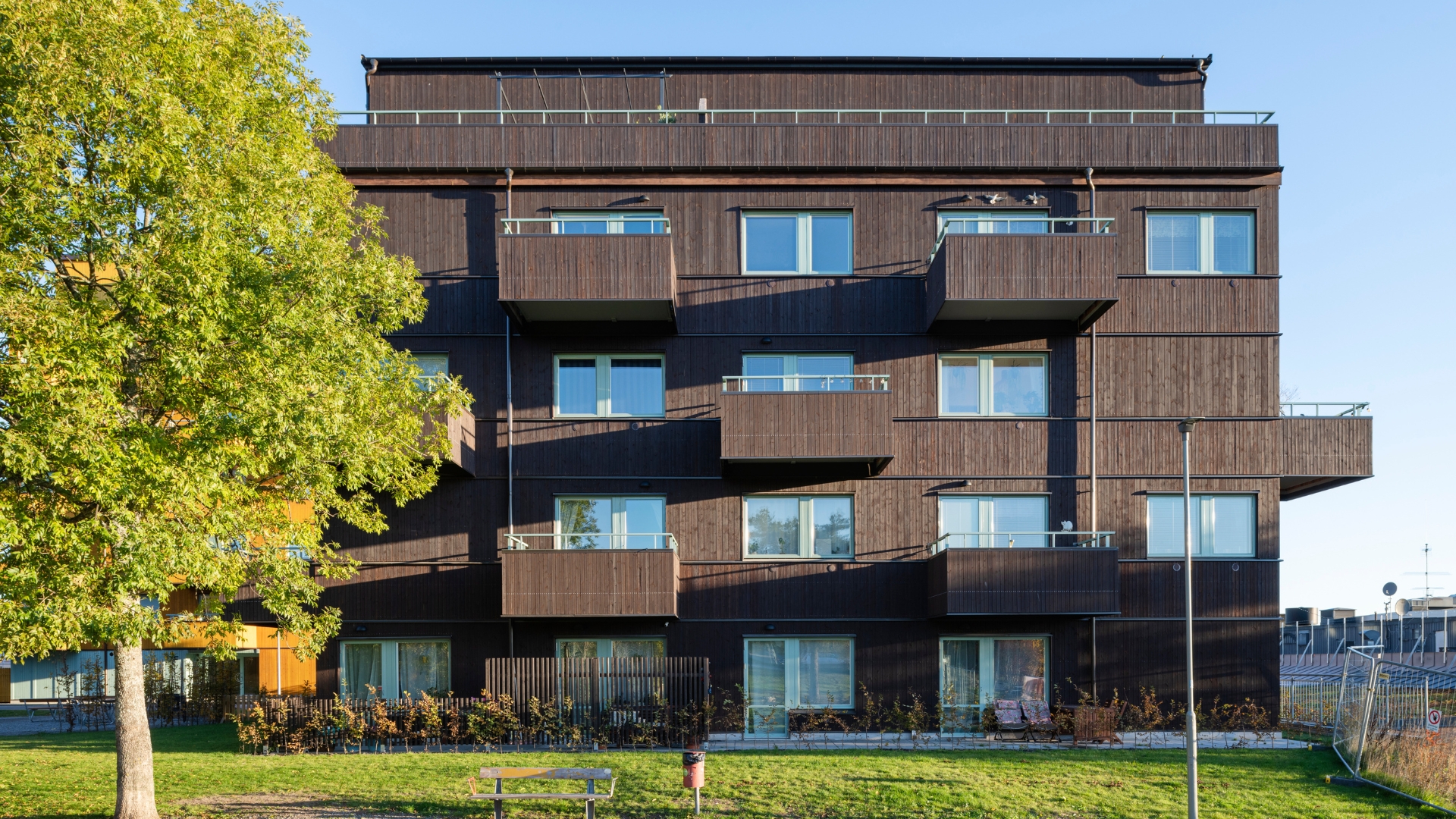 Flerbostadshus med fasad av ThermoWood BT Pigment Mahognybrun