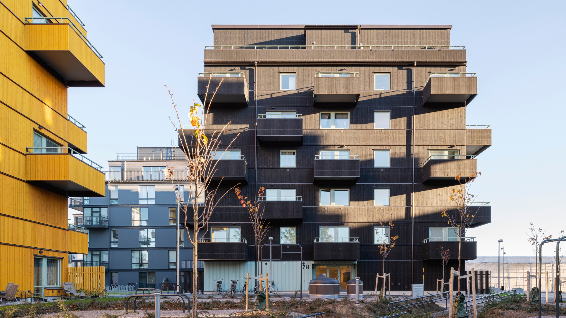 Två flerbostadshus, ett i kulör Svart och ett i kulör Gul.