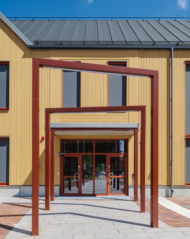 Entré av Östra Göinge kommunhus med fasad av ThermoWood BT Pigment Ockragul