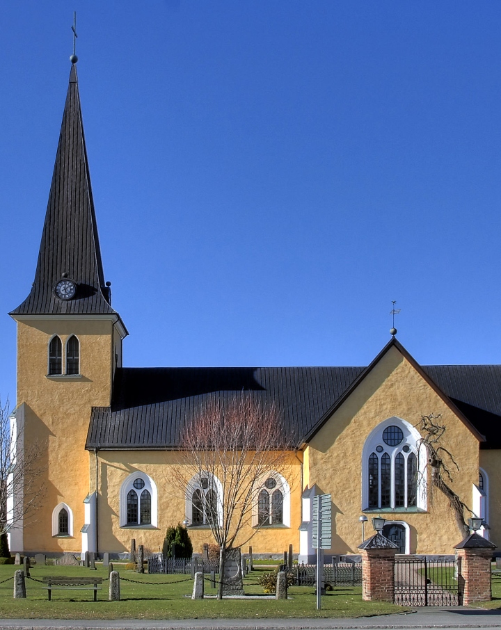 Kyrka i ockragul kulör