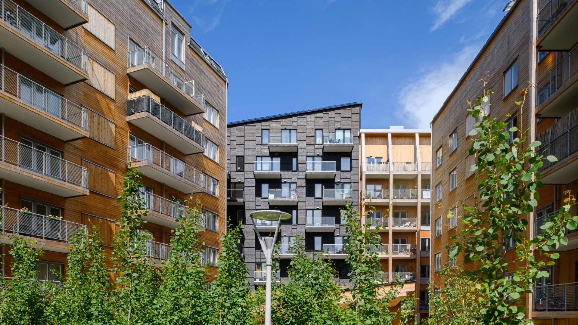Flerbostadshus med panel av Naturlig och Svart ThermoWood.