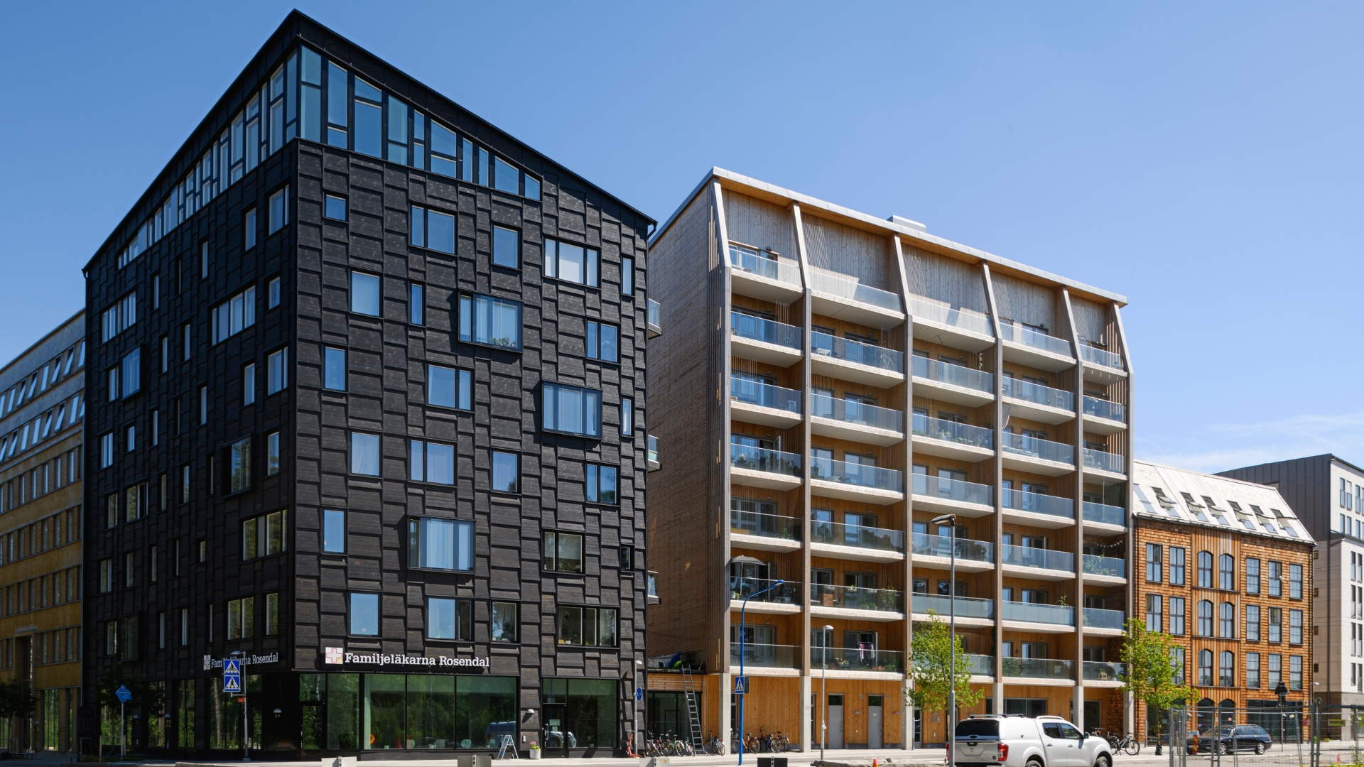 Flerbostadshus med panel av naturlig och svartpigmenterad ThermoWood.