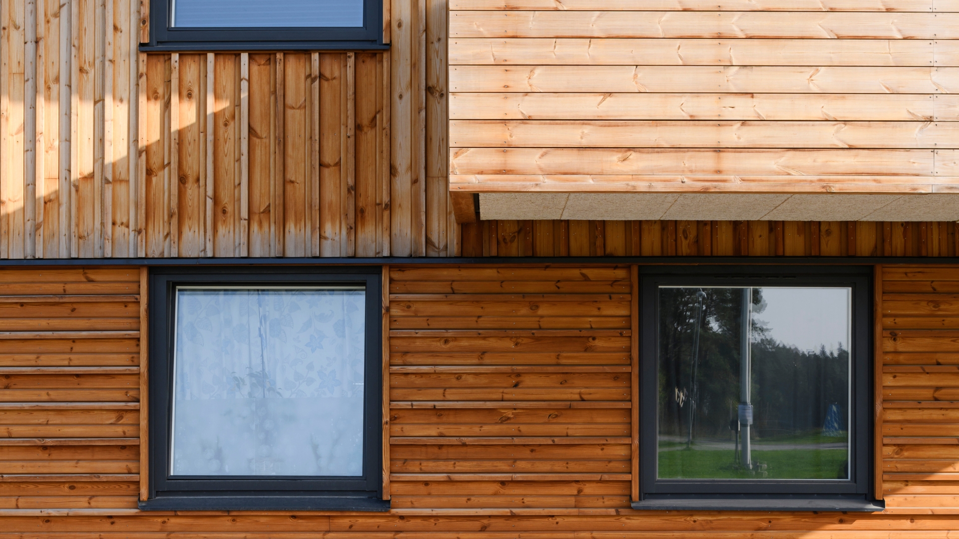 Fasad av naturlig ThermoWood.