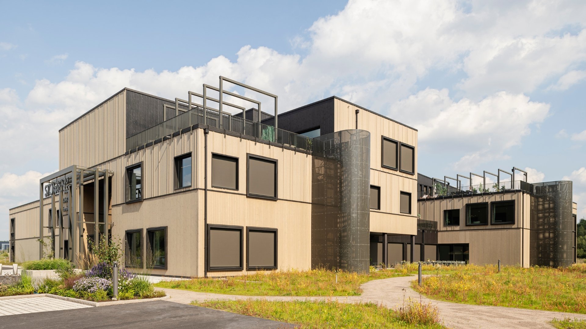 Fasad av ThermoWood med BT Pigment Silver och Svart.