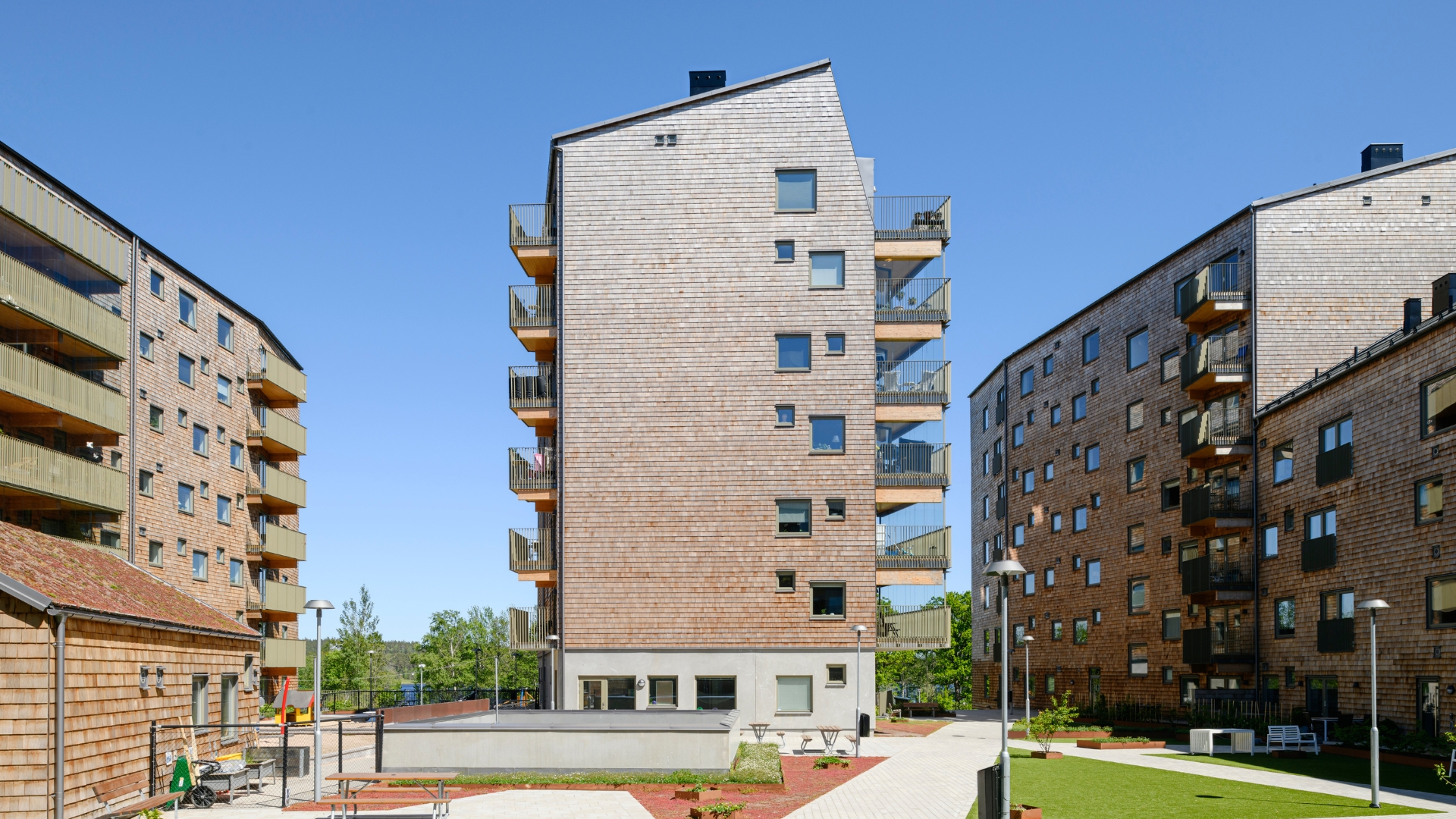 Fasad av cederträspån i olika nyanser