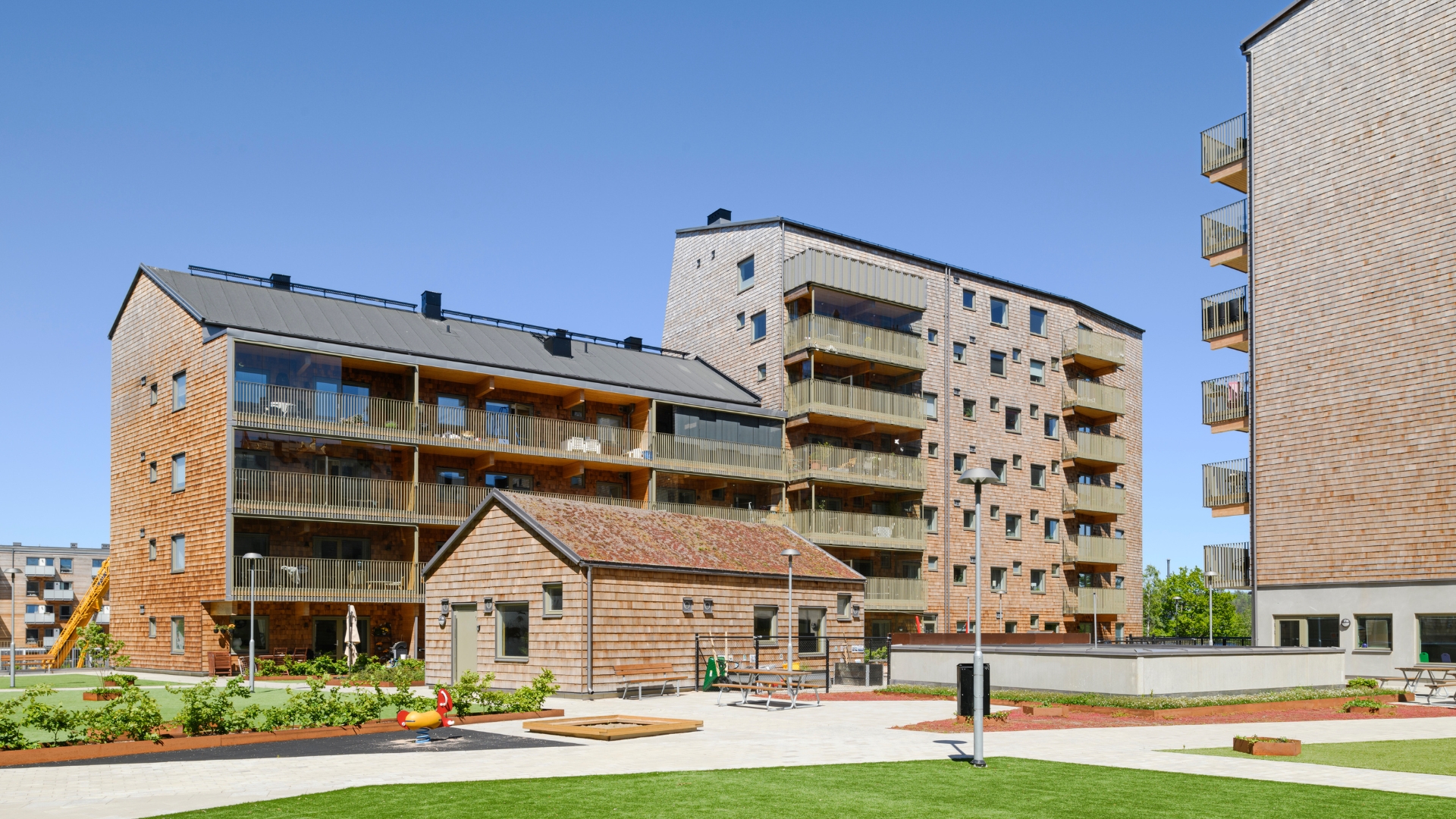 Fasad av cederträspån i olika nyanser
