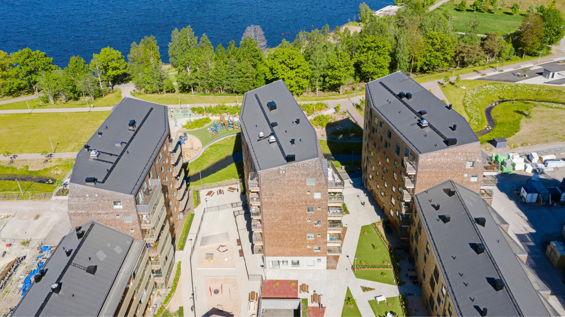 Fasad av cederträspån i olika nyanser