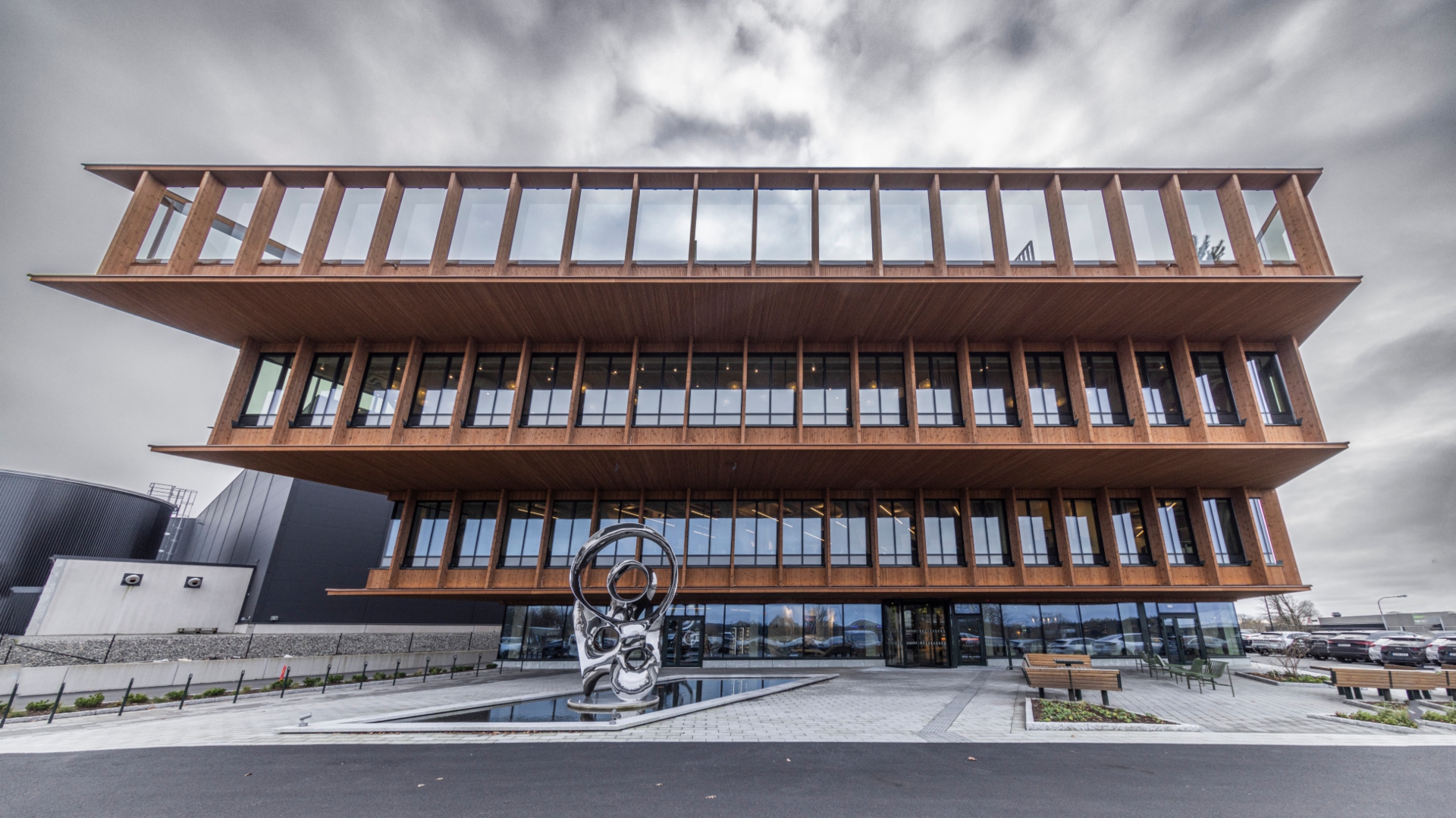 Fasad av brunpigmenterad Kärnfuru