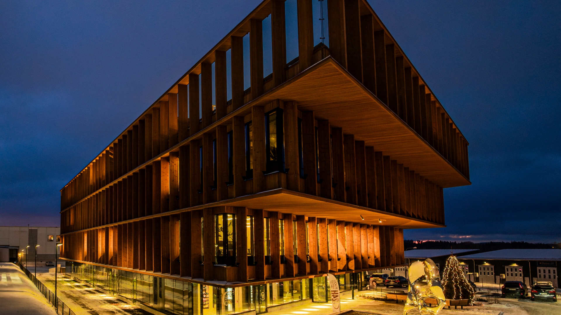 Fasad av brunpigmenterad Kärnfuru