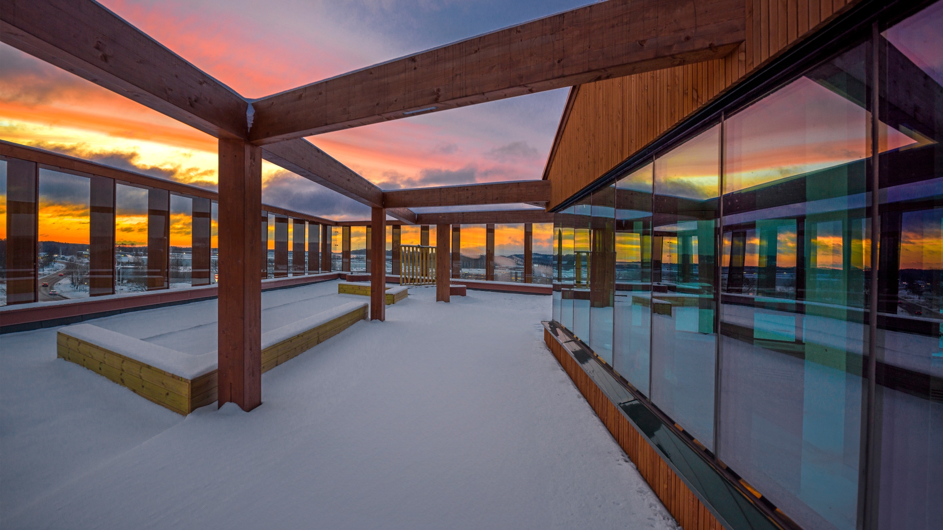 Fasad av brunpigmenterad Kärnfuru